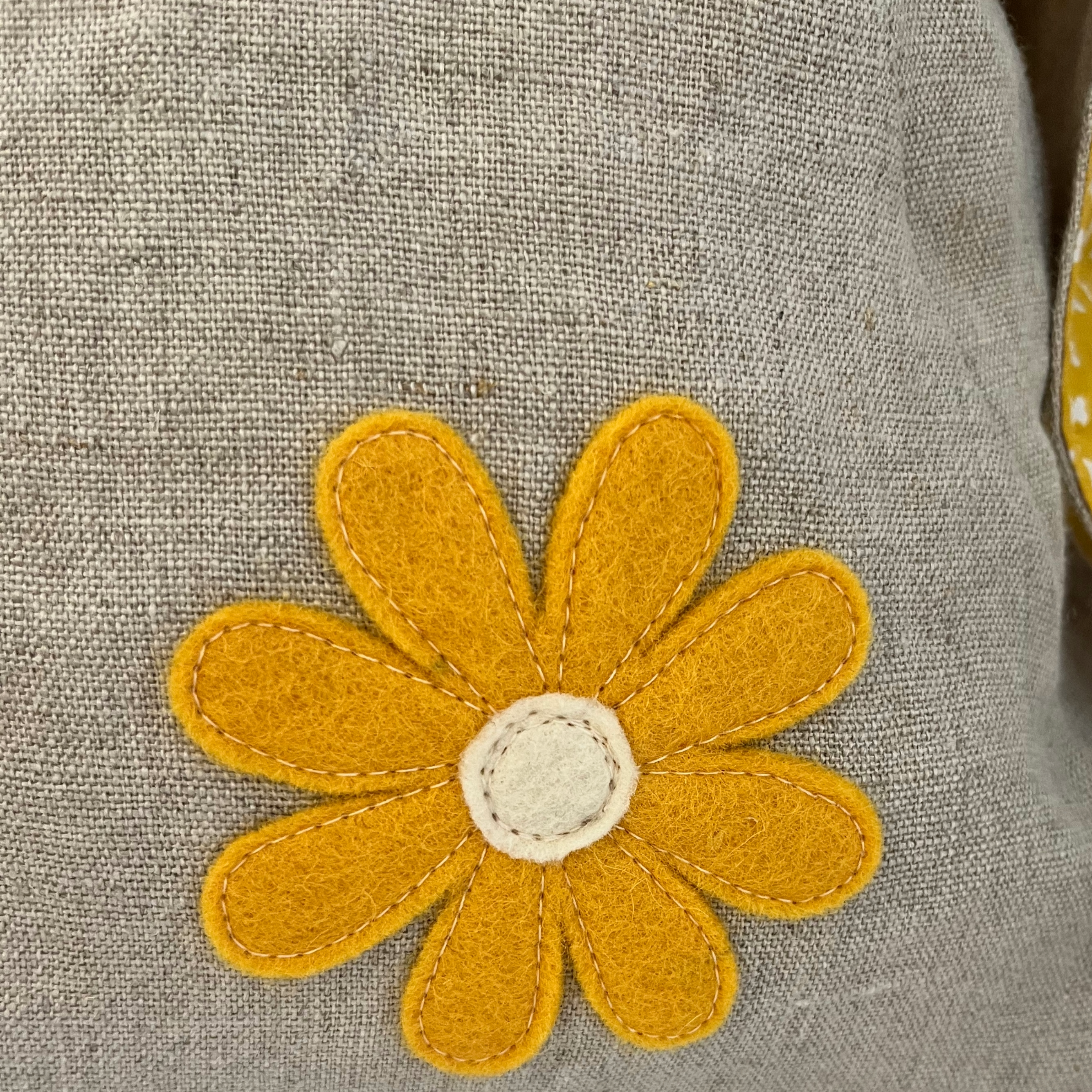 Linen Crossbody Hobo w/Yellow Flower 🌼